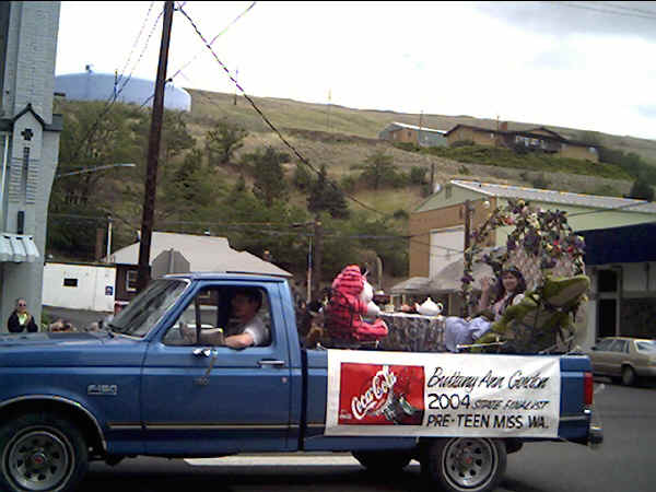 Brittany Ann Gordon, Pioneer Day Parade participant, Pre-Teen Miss Washington